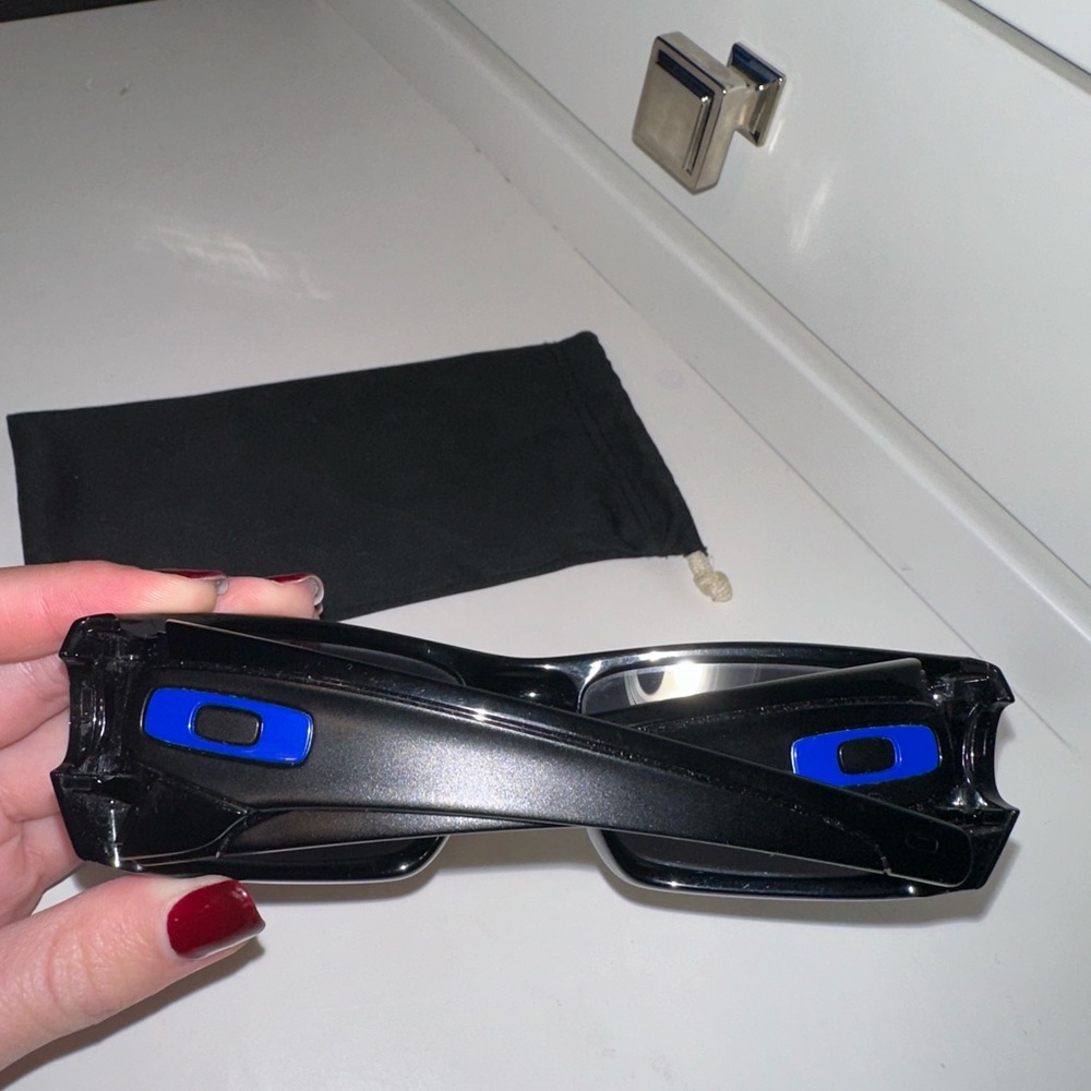 Oakley Men’s Fuel Cell Wrap Sunglasses Black/ Blue with Duster Bag.